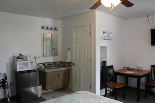 Bybee's Steppingstone Motel