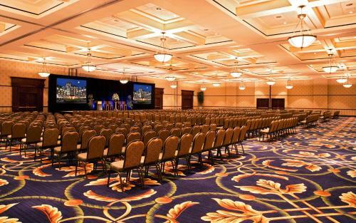 Hotel Roanoke & Conference Center, Curio Collection By Hilton