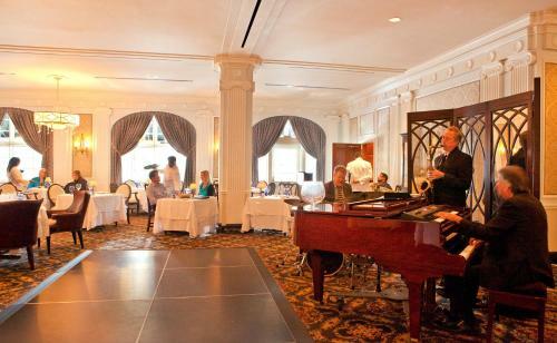 Hotel Roanoke & Conference Center, Curio Collection By Hilton
