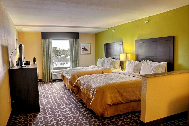 Hotel Clarion Inn & Suites Virginia Beach