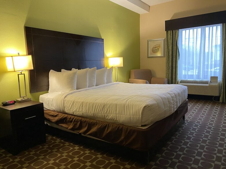 Hotel Clarion Inn & Suites Virginia Beach