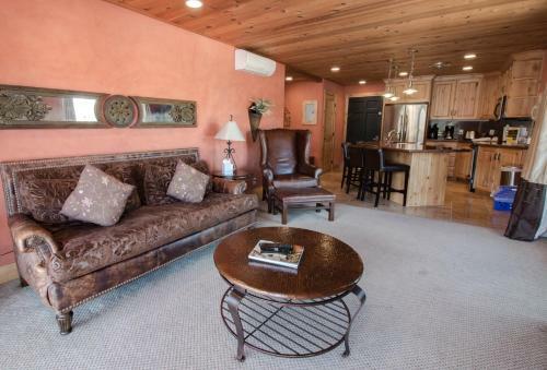 Posada Treasure Mountain Inn