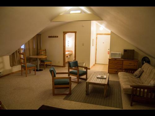 Whittaker's Motel & Historic Bunkhouse