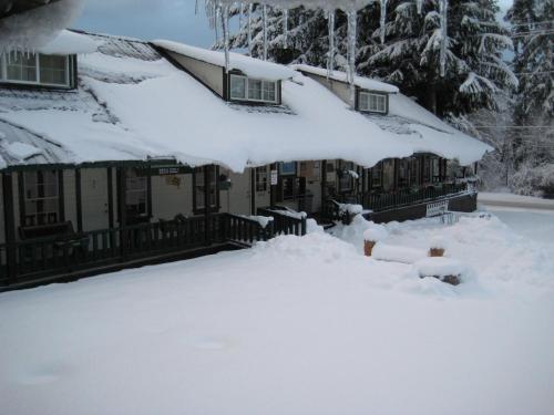Whittaker's Motel & Historic Bunkhouse