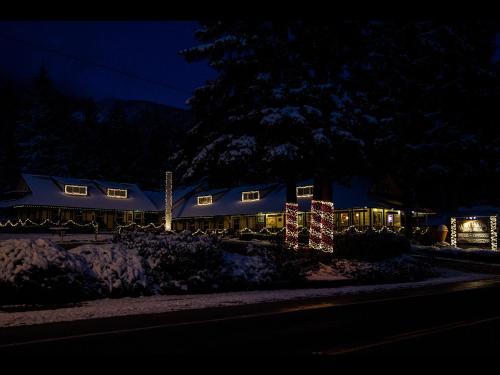 Whittaker's Motel & Historic Bunkhouse