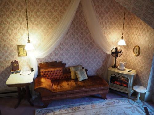Bed & Breakfast Old Consulate Inn