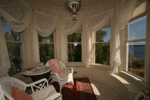Bed & Breakfast Old Consulate Inn