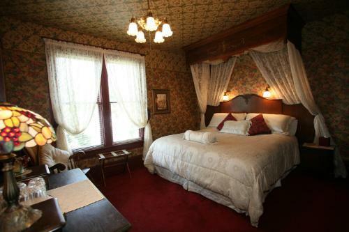 Bed & Breakfast Old Consulate Inn