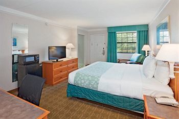 Hotel Ambassador Inn And Suites