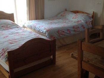 Bed & Breakfast Rebels Hide