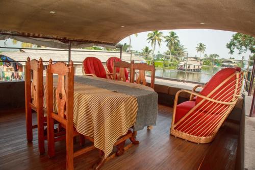 Kumarakom Heritage Houseboats