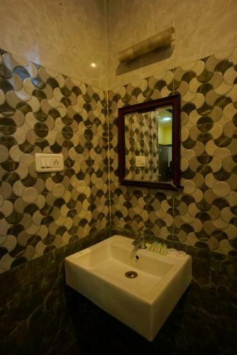Hostal Season 4 Guest House