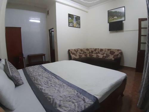 Hostal M & T Hotel