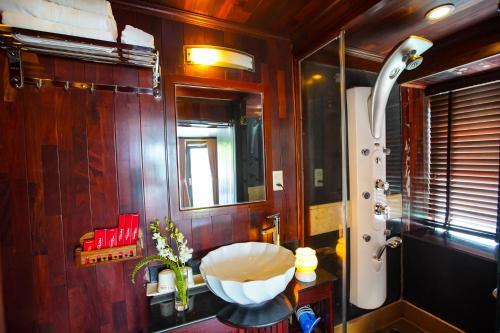 Halong Paloma Cruise