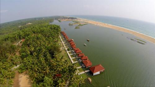 Hotel Poovar Island Resort