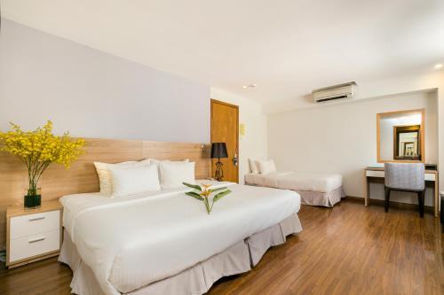 A & Em - Le Prince Hotel