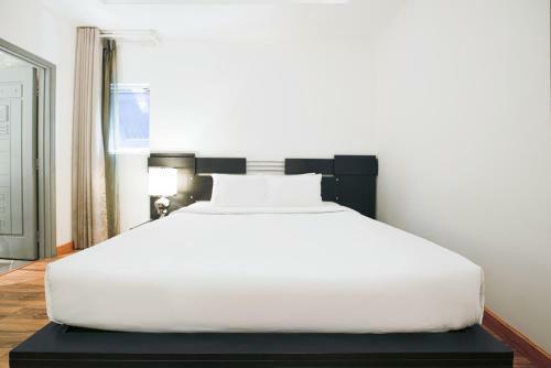 A & Em - The Petit Hotel
