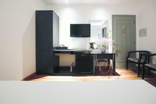 A & Em - The Petit Hotel