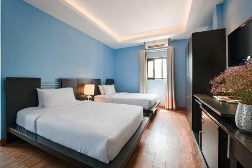 A & Em - The Petit Hotel