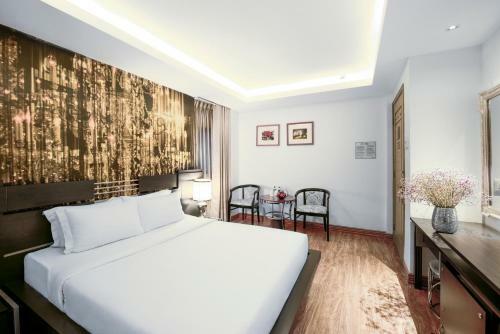 A & Em - The Petit Hotel