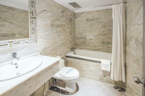 A & Em - The Petit Hotel
