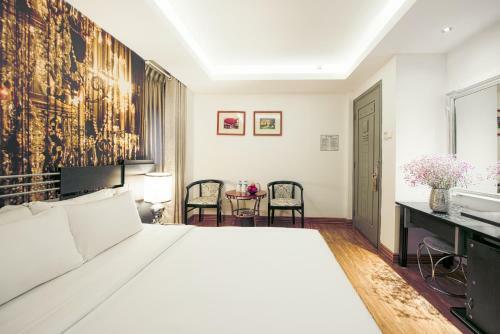 A & Em - The Petit Hotel