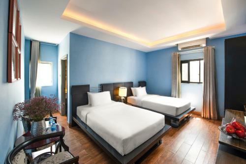 A & Em - The Petit Hotel