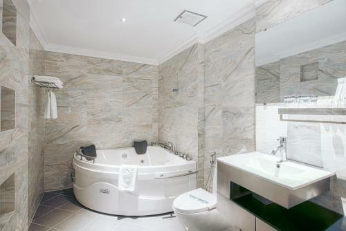 A & Em - The Petit Hotel