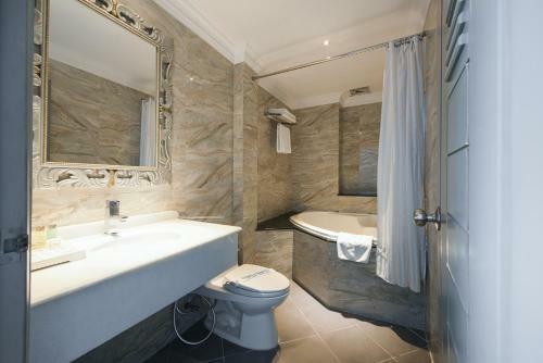 A & Em - The Petit Hotel