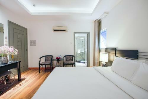 A & Em - The Petit Hotel