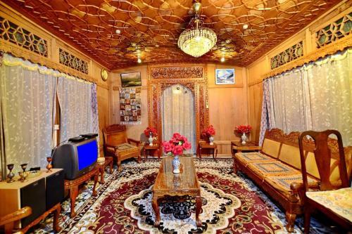 Golden Crest Group Of House Boat