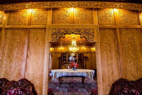 Sikandra Palace Group Of Houseboats