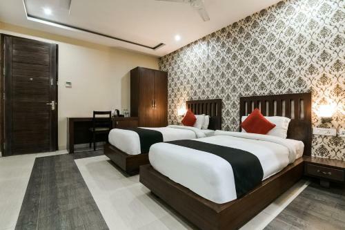 Capital O 4535 Hotel Uma Palace