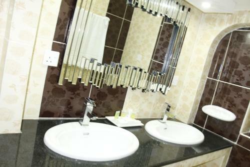 Riyam Hotel