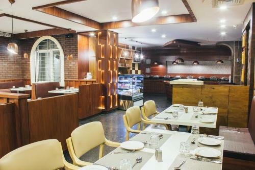 Hotel Ambaari Suites