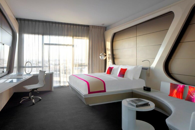 V Hotel Curio Collection By Hilton