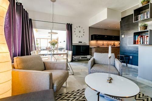 Rg - Elegant 2 Bedroom Apartment In Puerto B