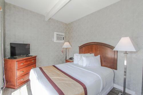 Motel Canadas Best Value Inn Chinook Station