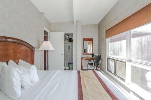 Motel Canadas Best Value Inn Chinook Station