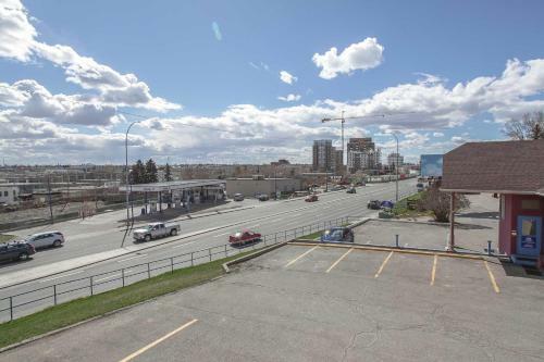 Motel Canadas Best Value Inn Chinook Station