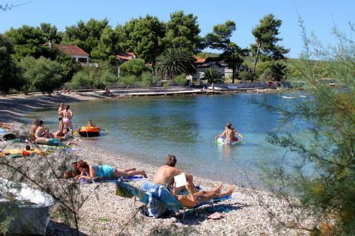 Apartments With A Parking Space Mirca (brac) - 729