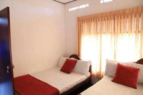 Hostal Yaarl Holiday Inn