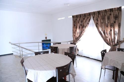 Hostal Yaarl Holiday Inn