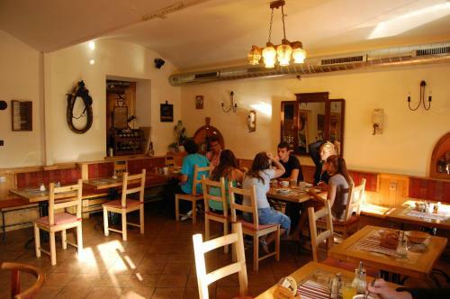 Hostal Pension Akat