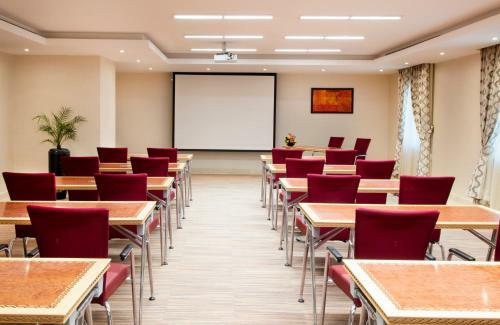Aparthotel Coral Muscat Hotel And Apartments