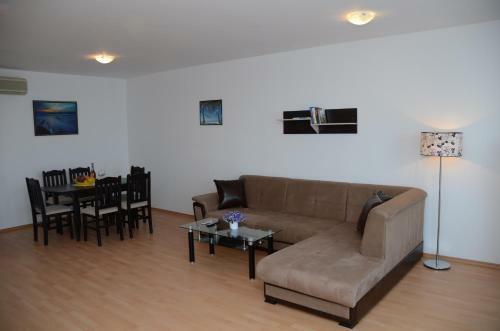 Oasis Laguna Apartments