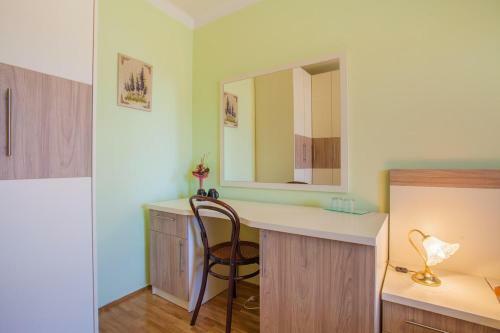 Hostal Rooms With A Parking Space Cres - 2512