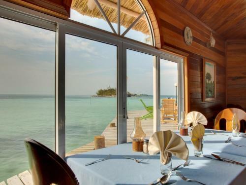 Hotel Coco Plum Island Resort
