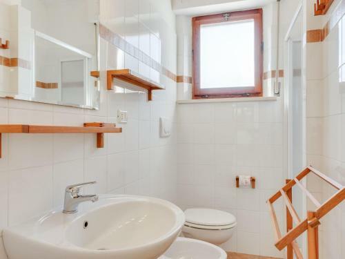 Peaceful Holiday Home With Fireplace, Garden And Parking