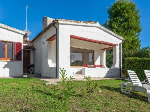 Peaceful Holiday Home With Fireplace, Garden And Parking